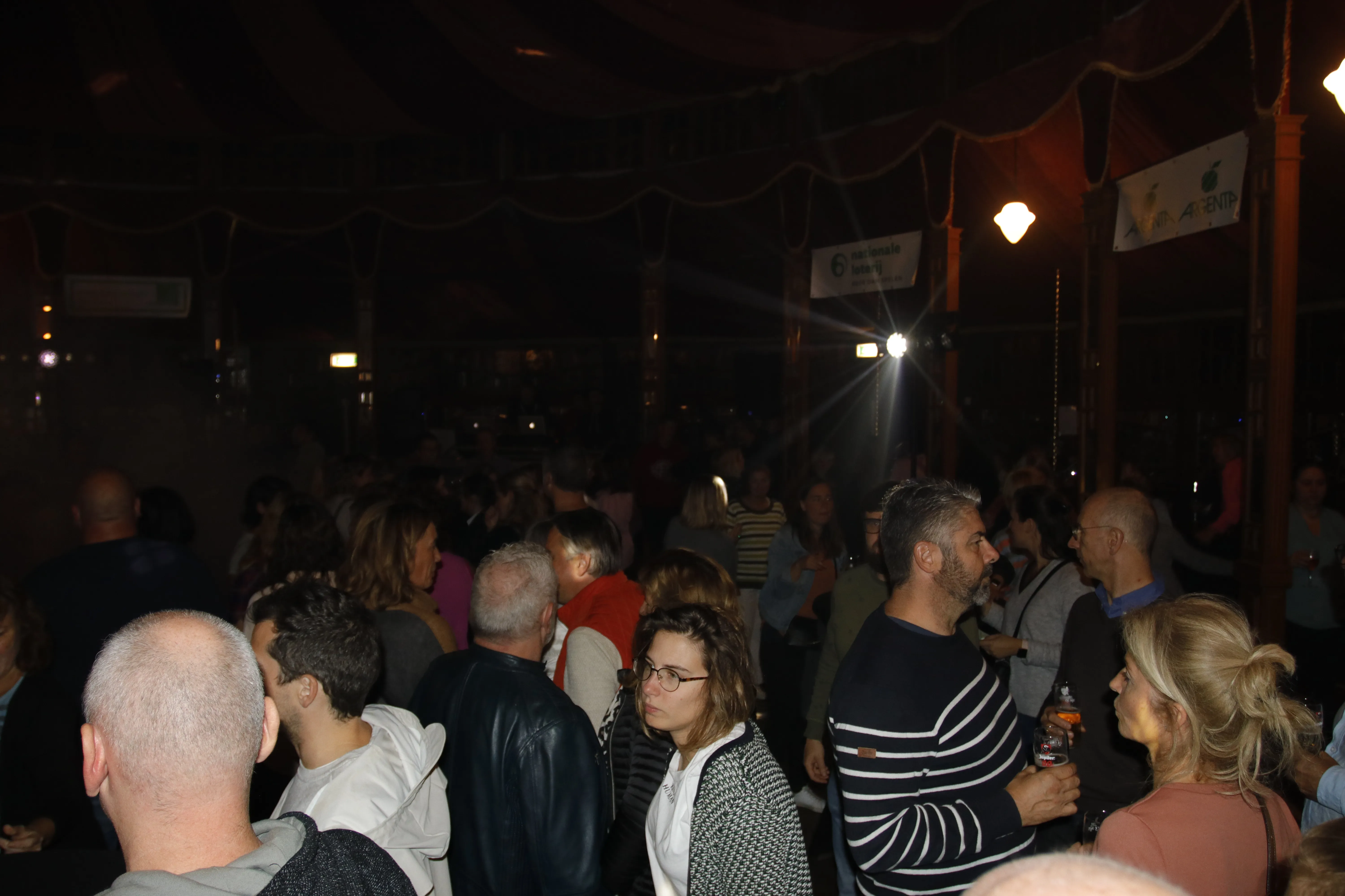 mensen op de jaarmarkt van Sint-Genesius-Rode